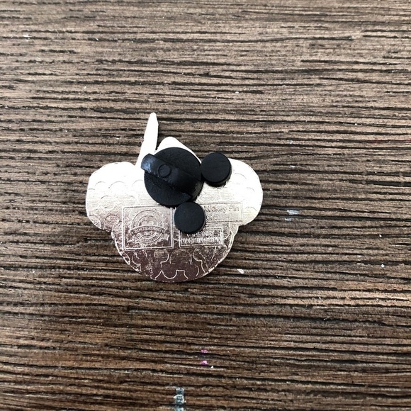 Disney Official Trading Pin: Hidden Mickey: Duffy in Peter Pan's Hat - Picture 2 of 2